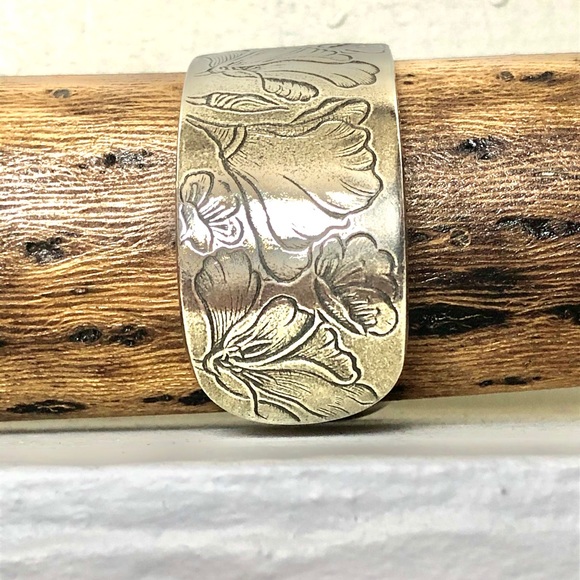 Flower of the Month Bracelet - August - Picture 2 of 5